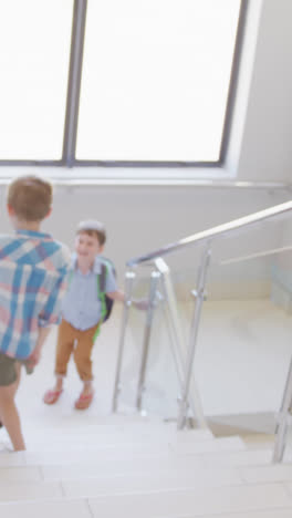 Video-De-Diversos-Niños-Caminando-Por-Las-Escaleras-De-La-Escuela.
