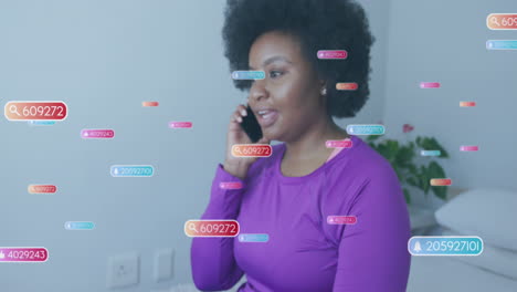 Animación-De-íconos-De-Redes-Sociales-Y-Datos-Sobre-Una-Mujer-Afroamericana-Usando-Un-Teléfono-Inteligente