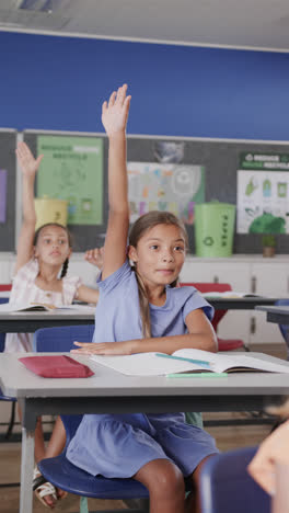 Vídeo-Vertical-De-Escolares-Felices-Y-Diversos-Levantando-La-Mano-En-El-Aula-En-Cámara-Lenta