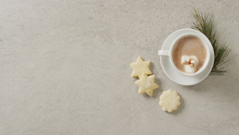 Vídeo-De-Una-Taza-De-Chocolate-Caliente-Con-Malvaviscos-Y-Galletas-Sobre-Fondo-Gris