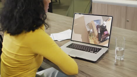 Mujer-Birracial-Usando-Laptop,-Compras-En-Línea-De-Productos-De-Belleza,-Cámara-Lenta