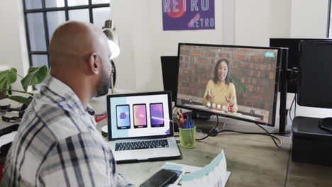 Hombre-De-Negocios-Afroamericano-En-Videollamada-Con-Una-Colega-Caucásica-En-La-Pantalla