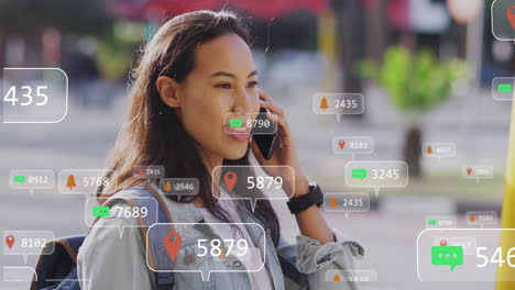 Animación-Del-Procesamiento-De-Datos-De-Redes-Sociales-Sobre-Una-Mujer-Asiática-Que-Usa-Un-Teléfono-Inteligente-En-La-Ciudad