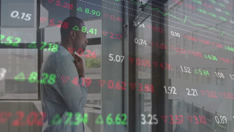 Animación-Del-Procesamiento-De-Datos-Del-Mercado-De-Valores-Sobre-Un-Hombre-Afroamericano-Mirando-Por-La-Ventana-En-La-Oficina