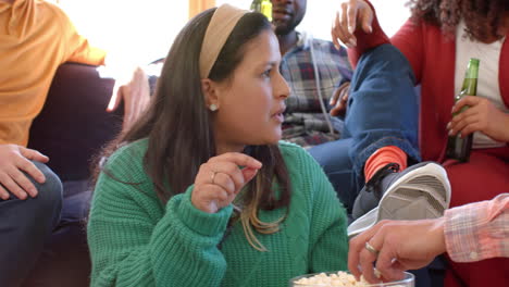 Felices-Y-Diversos-Amigos,-Hombres-Y-Mujeres,-Hablando-En-Casa,-Bebiendo-Cervezas-Y-Comiendo-Palomitas-De-Maíz.