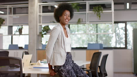 Glückliche-Afroamerikanische-Casual-Geschäftsfrau-Mit-Afro-Im-Büro,-Zeitlupe