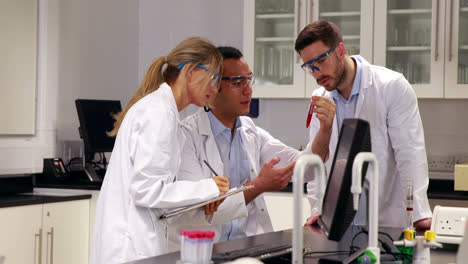 Jóvenes-Científicos-Trabajando-Juntos-En-El-Laboratorio