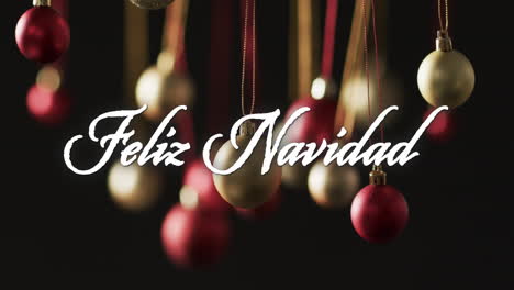 Feliz-Navidad-Text-In-Weiß-über-Schwingenden-Weihnachtskugeln-Auf-Dunklem-Hintergrund