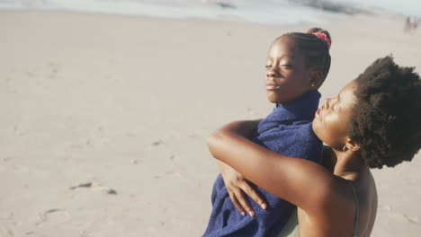 Feliz-Madre-E-Hija-Afroamericana-Abrazándose-En-La-Playa,-En-Cámara-Lenta,-Con-Espacio-Para-Copiar