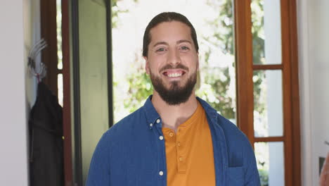 Feliz-Hombre-Caucásico-Con-Barba-De-Pie-En-Casa-Y-Sonriendo