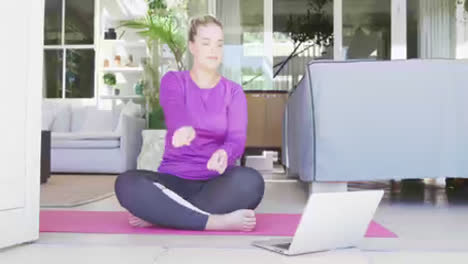 Feliz-Mujer-Caucásica-De-Talla-Grande-Practicando-Yoga-Y-Usando-Una-Computadora-Portátil