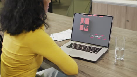 Mujer-Birracial-En-La-Mesa-Usando-Laptop,-Compras-En-Línea-El-Lunes-Cibernético,-Cámara-Lenta