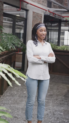 Retrato-En-Vídeo-Vertical-De-Una-Feliz-Mujer-De-Negocios-Afroamericana-Sonriendo-En-La-Oficina