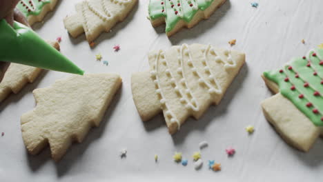 Vídeo-De-Galletas-Navideñas-Decoradas-Con-Glaseado-De-Azúcar-Verde-Con-Espacio-Para-Copiar-Sobre-Fondo-Blanco