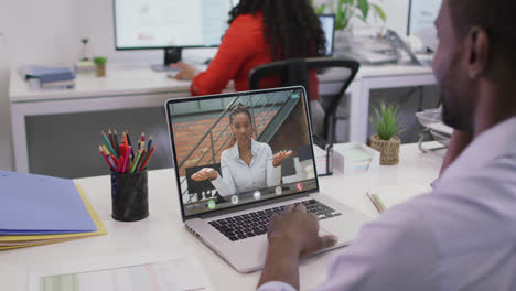 Video-De-Un-Hombre-Afroamericano-Teniendo-Una-Videollamada-En-Una-Computadora-Portátil-Con-Una-Compañera-De-Trabajo-Birracial