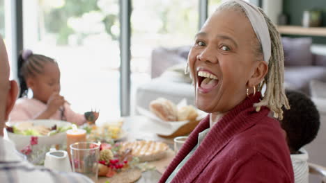 Retrato-De-Una-Abuela-Afroamericana-Con-Su-Familia-En-La-Mesa-De-La-Cena-De-Acción-De-Gracias,-Cámara-Lenta