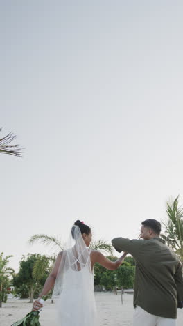 Biracial-Paar-Feiert-Ihre-Hochzeit-Am-Strand,-Mit-Kopierraum