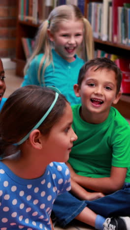 Video-Vertical-De-Diversos-Niños-Disfrutando-De-Un-Cuento-En-La-Escuela.