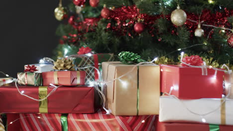 Video-Eines-Weihnachtsbaums-Mit-Geschenken,-Kugeldekorationen-Und-Kopierraum-Auf-Schwarzem-Hintergrund