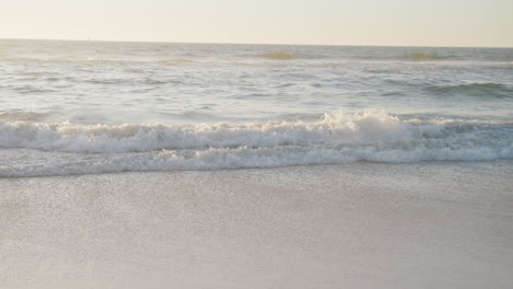 Sea-landscape-with-blue-sky,-in-slow-motion,-with-copy-space