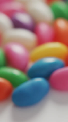 Video-Der-Nahaufnahme-Von-Mehrfarbigen-Süßigkeiten,-Die-Einen-Kreis-Auf-Weißem-Hintergrund-Bilden