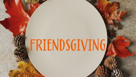 Animation-Von-Friendsgiving-Text-über-Besteck-Und-Herbstblättern-Auf-Grauem-Hintergrund