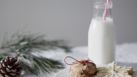 Vídeo-De-Galletas-Navideñas,-Botella-De-Leche-Y-Espacio-Para-Copiar-Sobre-Fondo-Blanco