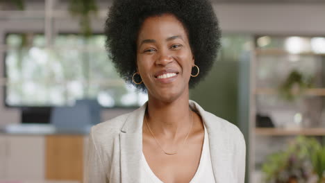 Retrato-De-Una-Feliz-Mujer-De-Negocios-Afroamericana-Casual-Con-Afro-En-El-Cargo,-Cámara-Lenta