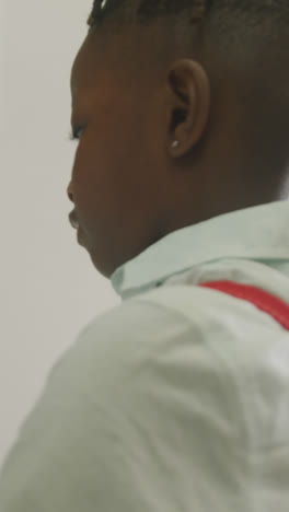 Video-Eines-Afroamerikanischen-Jungen,-Der-Das-Schließfach-Schließt-Und-In-Der-Schule-Lächelt