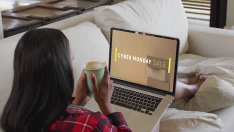 Mujer-Birracial-Usando-Laptop-En-Casa-Comprando-En-Línea-El-Día-De-Venta-Del-Lunes-Cibernético,-Cámara-Lenta