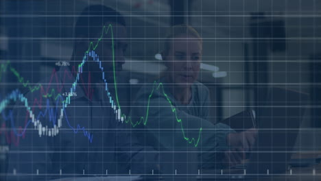 Animación-Del-Procesamiento-De-Datos-Financieros-Sobre-Diversos-Hombres-Y-Mujeres-Discutiendo-Sobre-Una-Computadora-Portátil-En-La-Oficina