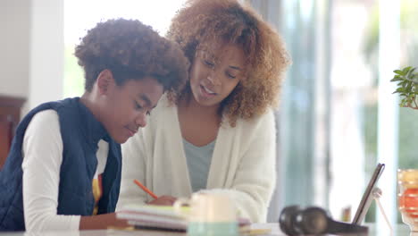 Madre-Afroamericana-Ayudando-A-Su-Hijo-Con-La-Tarea,-Cámara-Lenta