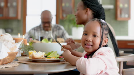 Retrato-De-Una-Hija-Afroamericana-Con-Su-Familia-En-La-Mesa-De-La-Cena-De-Acción-De-Gracias,-Cámara-Lenta