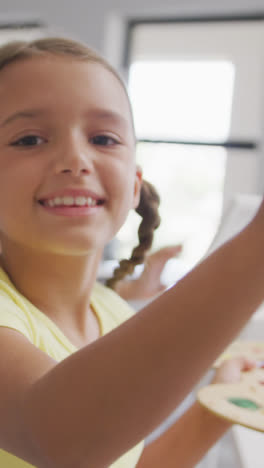 Video-De-Una-Niña-Caucásica-Sonriente-Pintando-Durante-Lecciones-De-Arte-En-La-Escuela