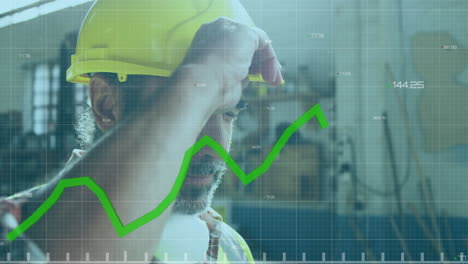 Animación-Del-Procesamiento-De-Gráficos-Verdes-Sobre-Un-Carpintero-Caucásico-Poniéndose-Casco-En-El-Taller