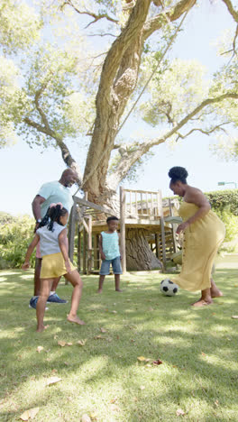 Vídeo-Vertical-De-Felices-Abuelos-Y-Nietos-Afroamericanos-Jugando,-En-Cámara-Lenta