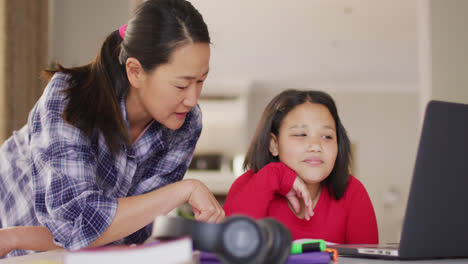 Vídeo-De-Madre-E-Hija-Asiáticas-Felices-Haciendo-Los-Deberes-Juntas