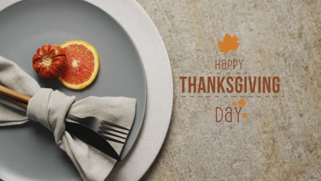 Animation-Eines-Textes-Zum-Happy-Thanksgiving-Day-über-Dem-Gedeck