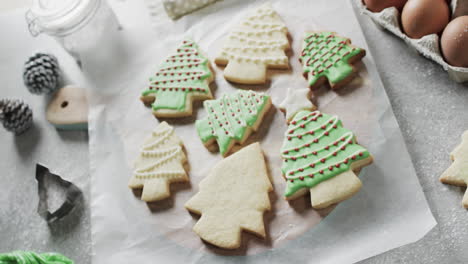 Vídeo-De-Galletas-Navideñas-Decoradas-Con-Glaseado-De-Azúcar-Verde-Con-Espacio-Para-Copiar-Sobre-Fondo-Blanco