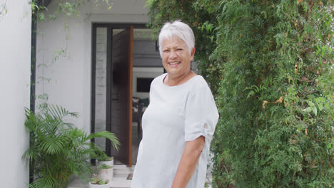 Portrait-of-happy-senior-caucasian-woman-looking-at-camera-in-garden