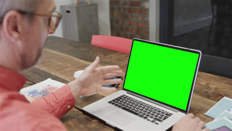 Hombre-De-Negocios-Caucásico-En-Videollamada-Portátil-Con-Pantalla-Verde