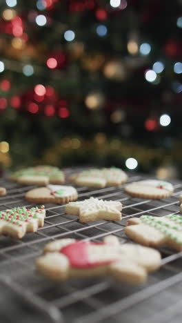 Vertikales-Video-Von-Weihnachtsplätzchen-Mit-Zucker,-Christbaum-Und-Kopierraum-Auf-Schwarzem-Hintergrund