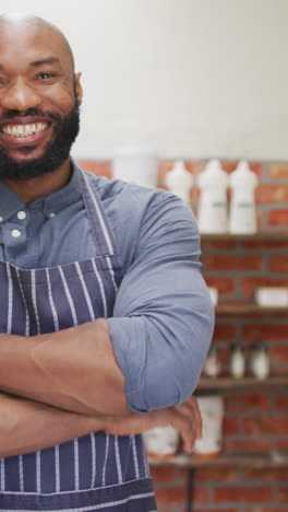 Video-De-Un-Feliz-Vendedor-Afroamericano-Parado-En-Una-Tienda-De-Comestibles-Orgánicos