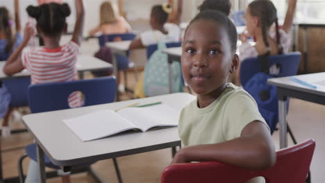 Niña-Afroamericana-En-Un-Salón-De-Clases,-Con-Espacio-Para-Copiar