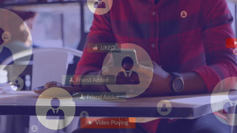Animación-De-íconos-De-Perfil-Y-Redes-Sociales-Contra-La-Sección-Media-De-Un-Hombre-Usando-Un-Teléfono-Inteligente-En-Una-Cafetería.