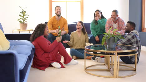 Felices-Y-Diversos-Amigos,-Hombres-Y-Mujeres,-Hablando-En-Casa,-Bebiendo-Cervezas-Y-Comiendo-Palomitas-De-Maíz.