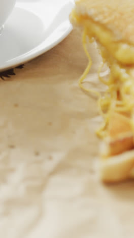 Video-De-Sándwich-De-Pan-Blanco-Con-Queso-Recién-Preparado-Con-Tomates,-Papel-Y-Plato-Blanco