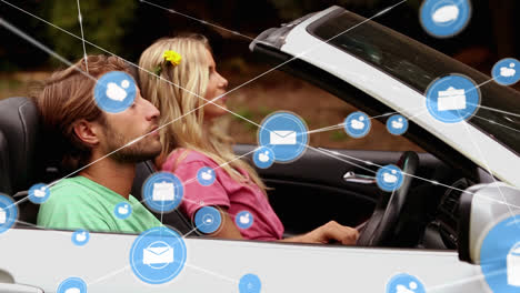 Animation-Eines-Verbindungsnetzwerks-Mit-Symbolen-über-Einem-Im-Auto-Sitzenden-Kaukasischen-Paar