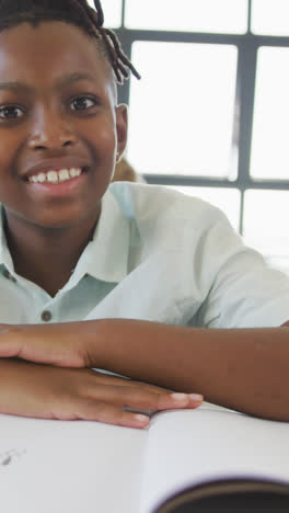 Vídeo-De-Un-Niño-Afroamericano-Feliz-Sentado-En-El-Pupitre-De-La-Escuela