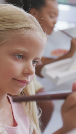 Video-De-Una-Niña-Caucásica-Enfocada-Pintando-Durante-Lecciones-De-Arte-En-La-Escuela